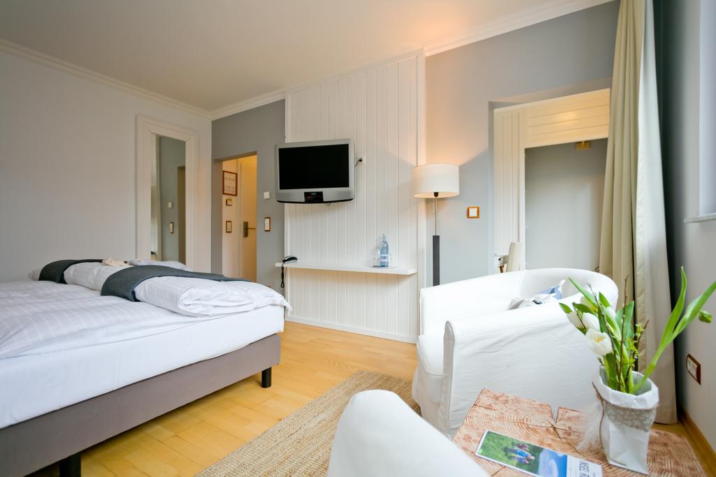 Romantik Hotel Schloss Ranzow 로메 외부 사진